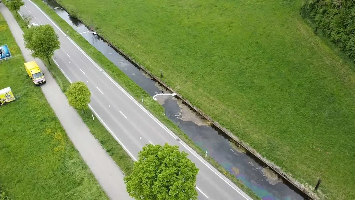 Man sieht eine Unfallstelle aus der Luft.